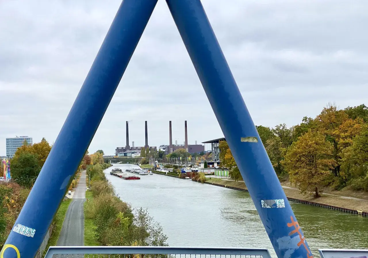 Blick auf den Mittellandkanal mit Industrie im Hintergrund. Hier kann man in Wolfsburg viel entdecken, von der Natur bis zur Technik.