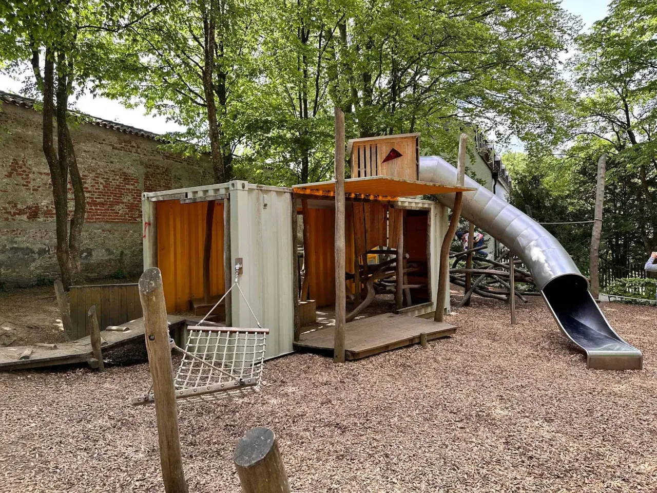 Spielplatz mit Rutsche und Klettergerüst aus Containern, ideal für einen Ausflug nach Dachau mit Kindern.