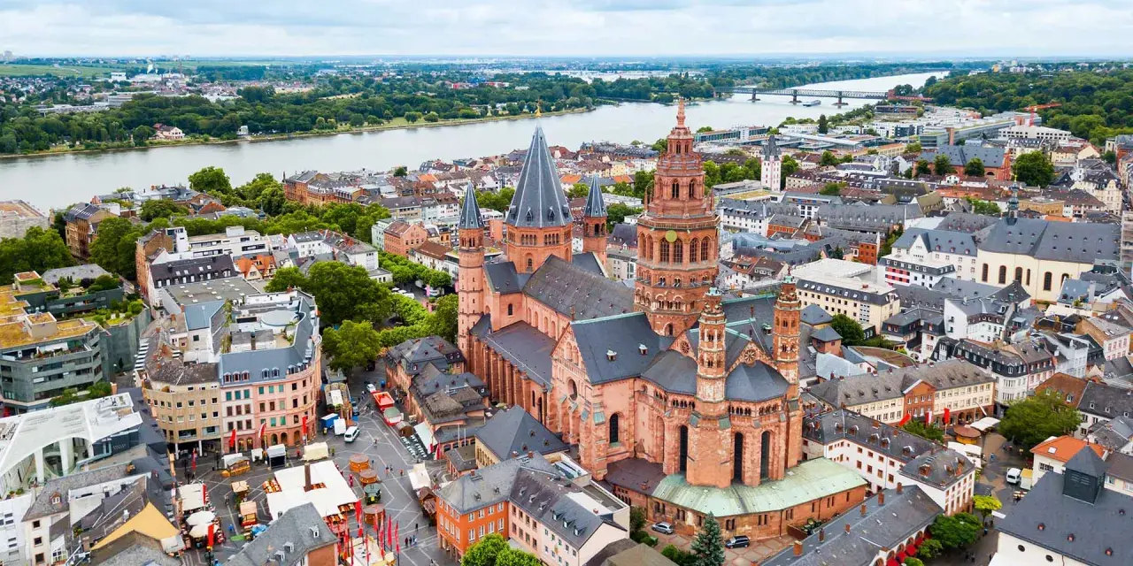 Luftaufnahme des Mainzer Doms und der Stadt. Hier kann man in Mainz viel entdecken, von historischen Gebäuden bis zum Rhein.