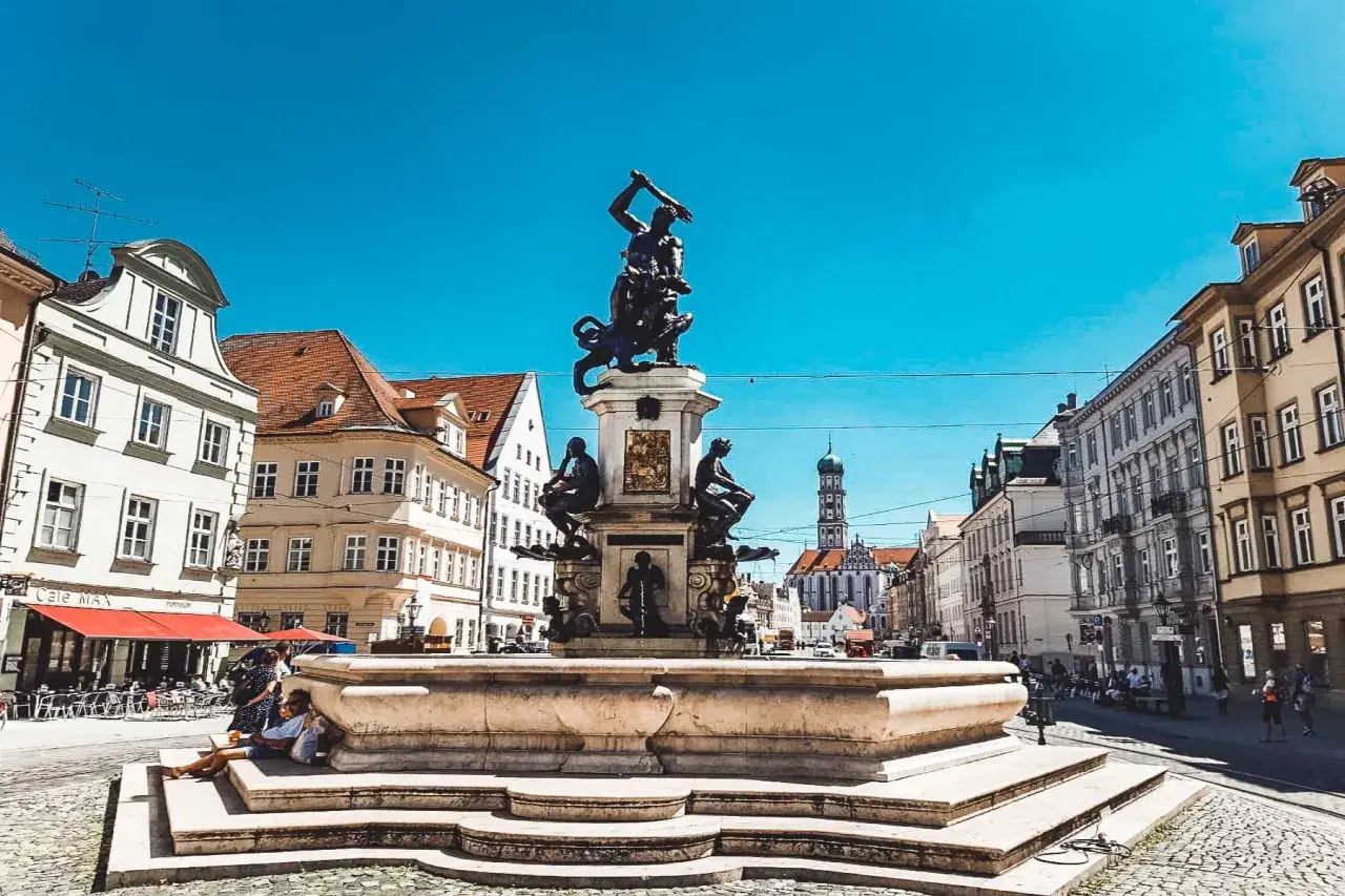 Prachtvoller Augustusbrunnen in Augsburg, ein toller Ort, um zu entspannen und zu sehen, was man in Augsburg machen kann.