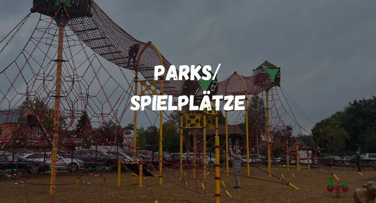 Ein riesiger Kletterpark mit Netzen und Türmen bietet ein tolles **Erlebnis** auf diesem **Spielplatz**.