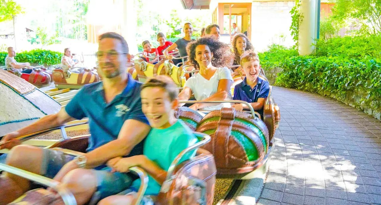 Familie genießt eine Fahrt auf einer Achterbahn im Erlebnispark Tripsdrill bei Heilbronn.