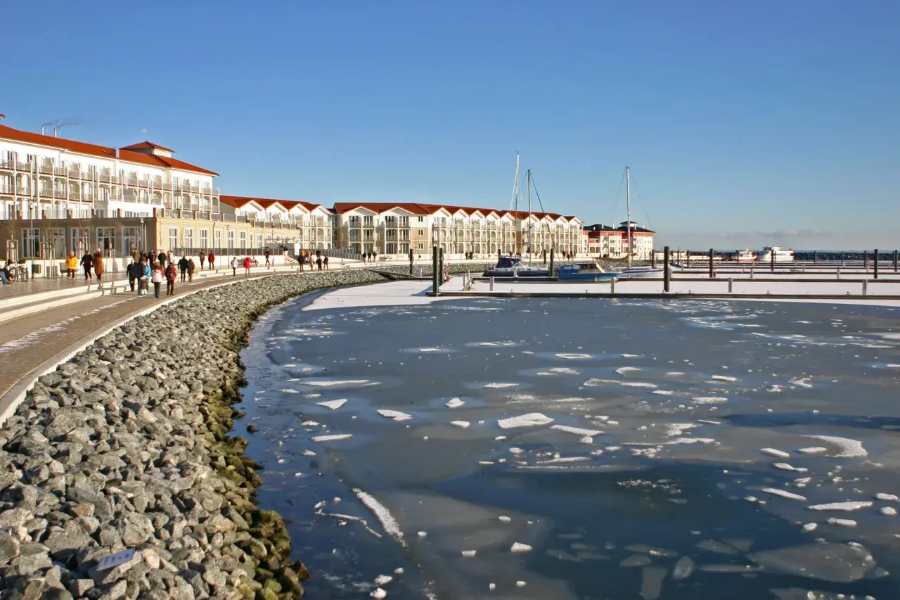 Winterliche Promenade mit Eis auf dem Wasser, ein Geheimtipp für Wismar und Umgebung.