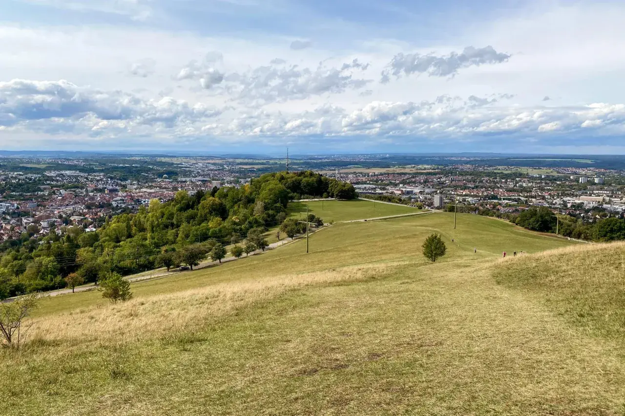 Blick über Reutlingen mit dem Achalm-Plateau, wo einst die Burg Reutlingen stand.