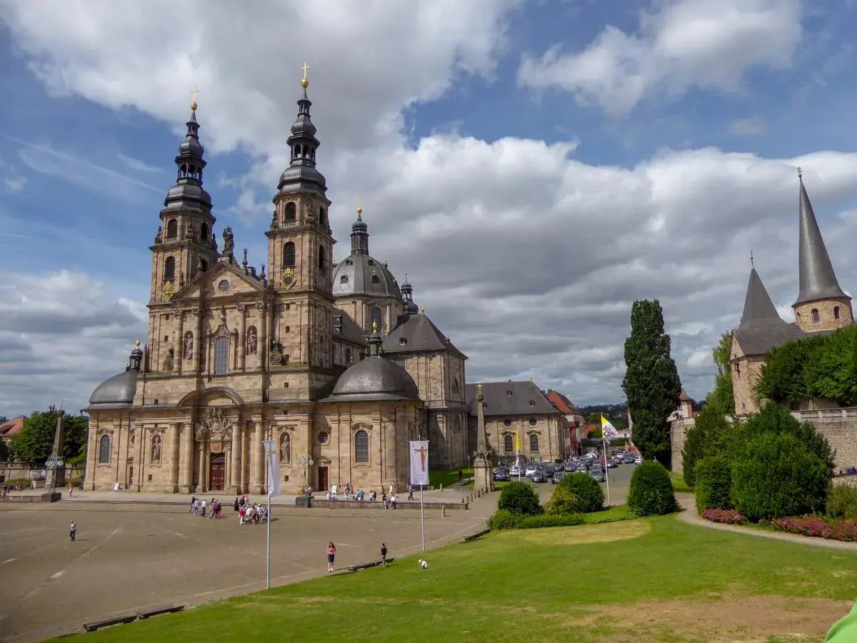 Barocker Dom in Fulda, ein Wahrzeichen, das zeigt, was man in Fulda machen kann: Geschichte erleben und die beeindruckende Architektur bewundern.