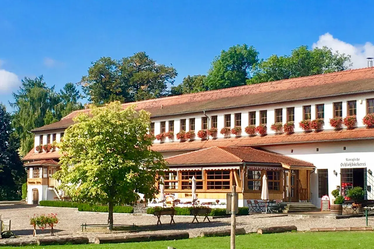 Schloss Diedersdorf mit seinem Biergarten lädt Familien und Kinder zum Verweilen ein.