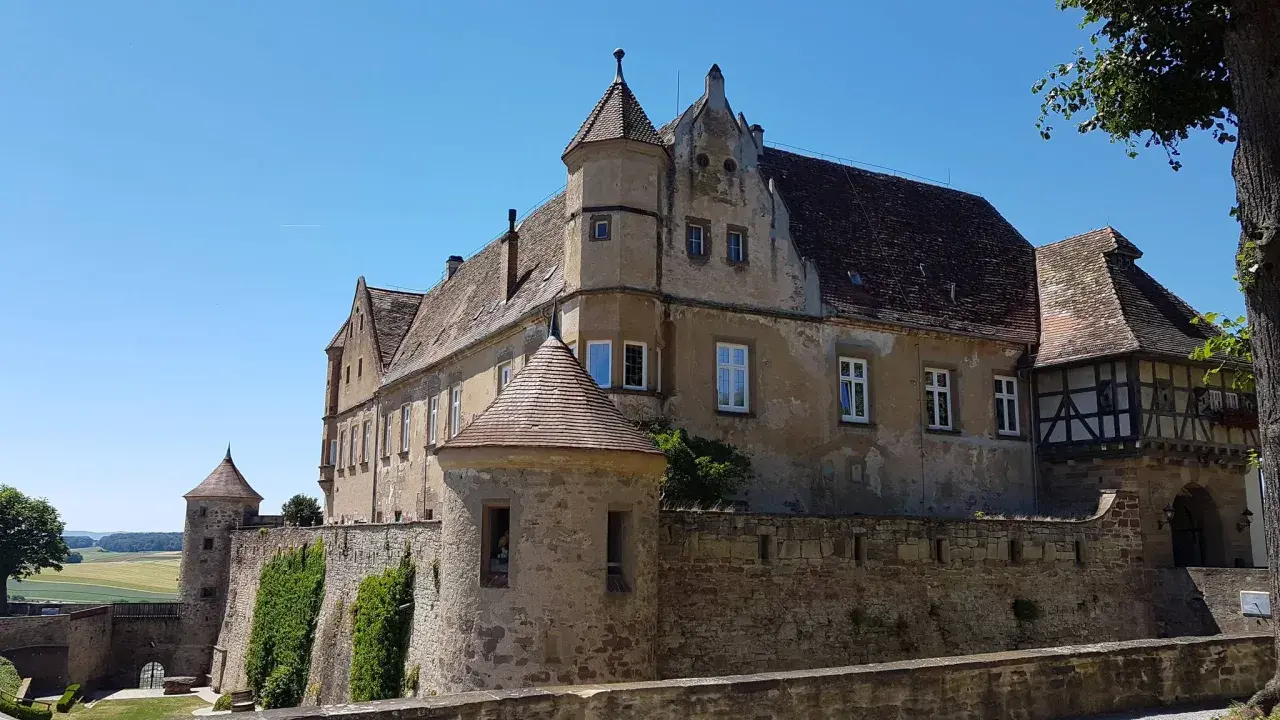 Burg Stettenfels mit Türmchen und Zinnenmauern, ideal zum Wandern und Erkunden.