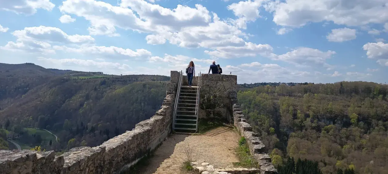 Blick von der Burgruine Hohenurach über die Wolfsschlucht Bad Urach.