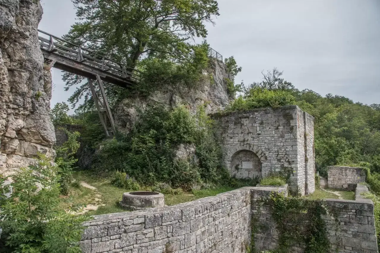 Ruinen der Burg Helfenstein bei Geislingen. Eine Holzbrücke führt über eine Felsspalte zu den Mauern.