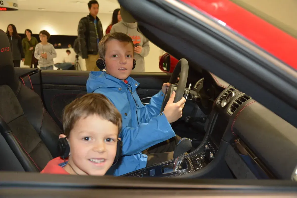 Zwei Jungen in einem Sportwagen, bereit für ein Abenteuer in Stuttgart mit Kindern.