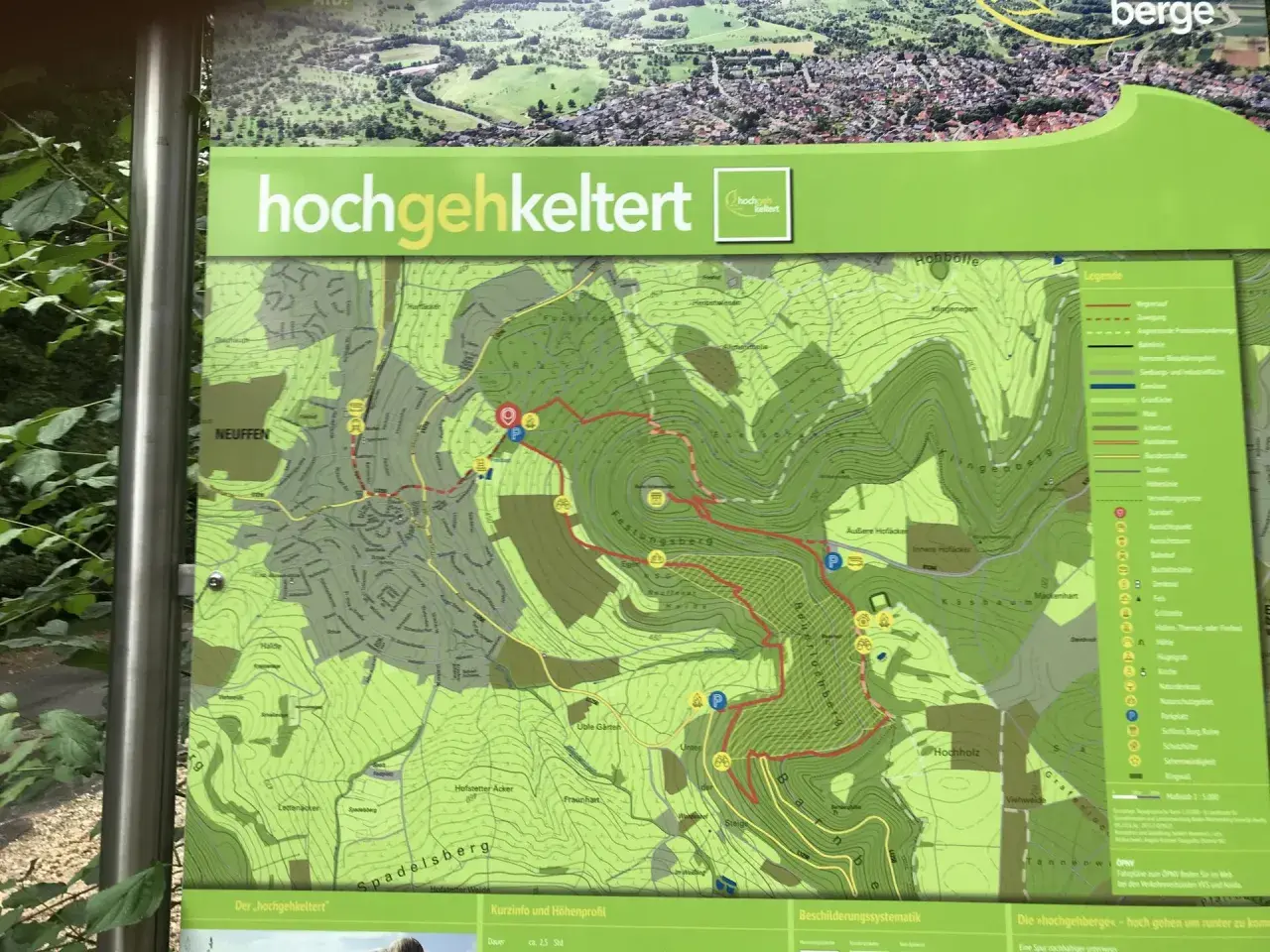 Karte für eine Hohenneuffen Wanderung. Sie zeigt Wege, Orte und Sehenswürdigkeiten wie die Burg.