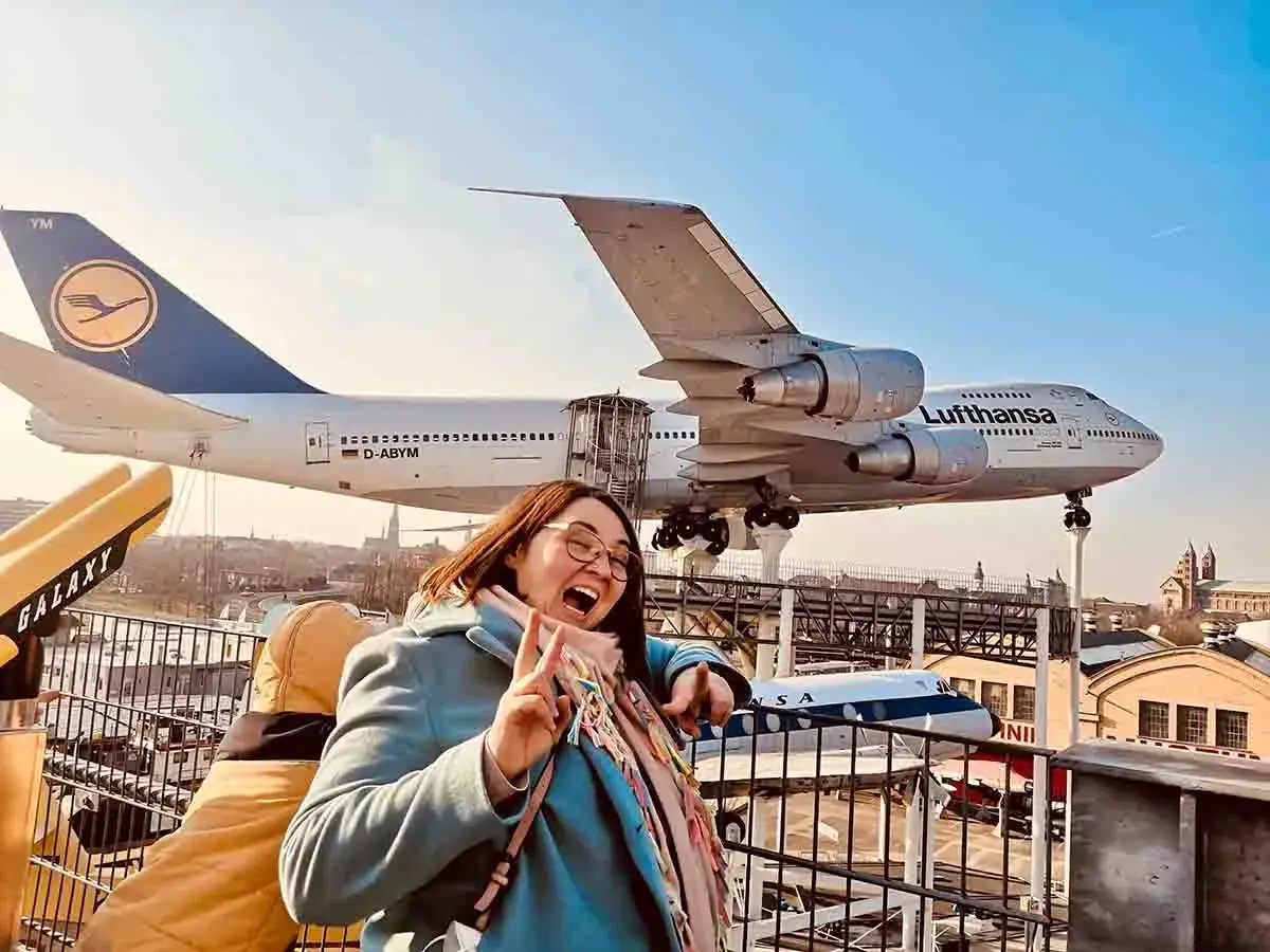 Fr&ouml;hliche Frau vor einer Lufthansa Boeing 747 im Technik Museum Speyer.