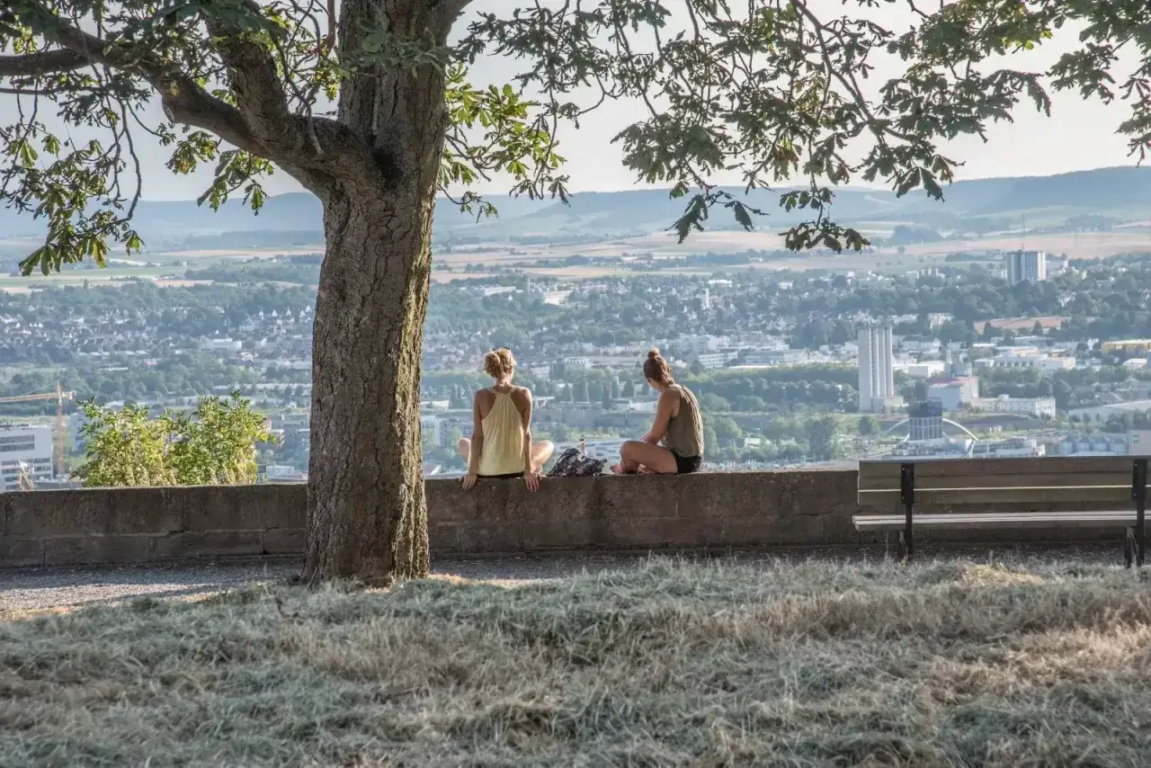 Zwei Frauen genießen den Ausblick auf Heilbronn. Ein perfekter Ort für Ausflugsziele Heilbronn.