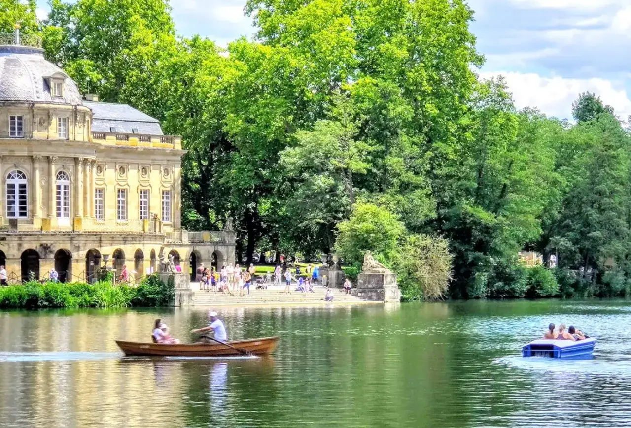 Bootfahrt auf dem See vor dem Schloss Monrepos Ludwigsburg. Menschen genie&szlig;en den Sommer auf dem Wasser.