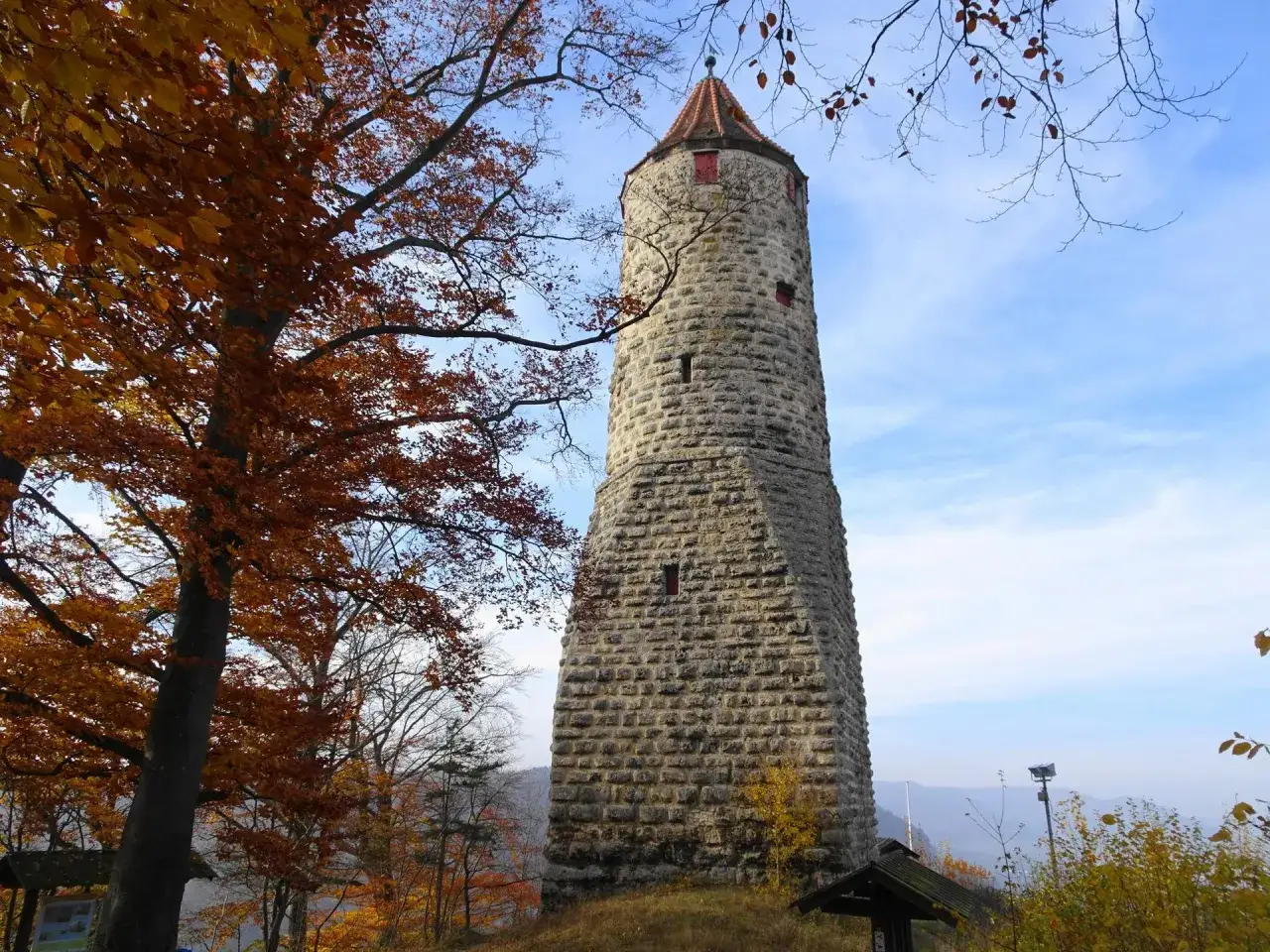 Der imposante Helferstein in Geislingen ragt im Herbstlaub empor.