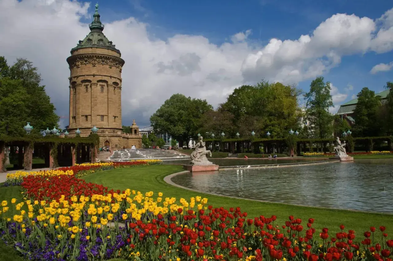 Bl&uuml;hende Tulpenfelder und ein Wasserturm im Luisenpark. Hier kann man in Mannheim entspannen und die Natur genie&szlig;en.