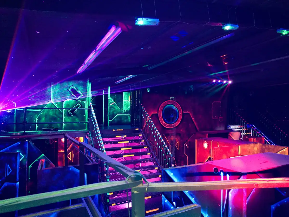 Neonlicht-Spektakel im Schwarzlicht Minigolf Heidelberg. Bunte Laserstrahlen und futuristische Hindernisse schaffen eine aufregende Atmosph&auml;re.