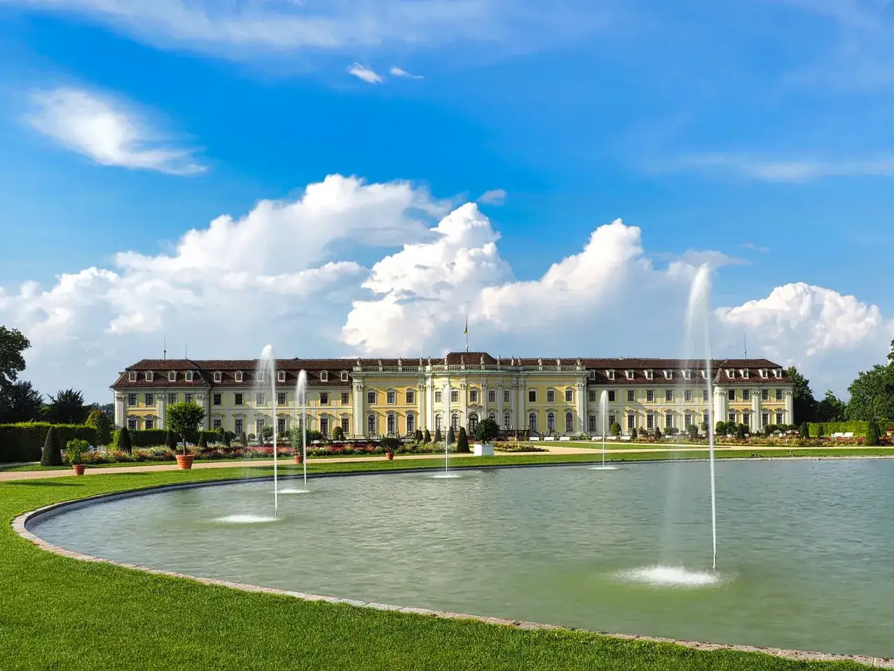 Barockschloss Ludwigsburg mit Wasserspielen und Garten, ideal für eine Radtour von Stuttgart.