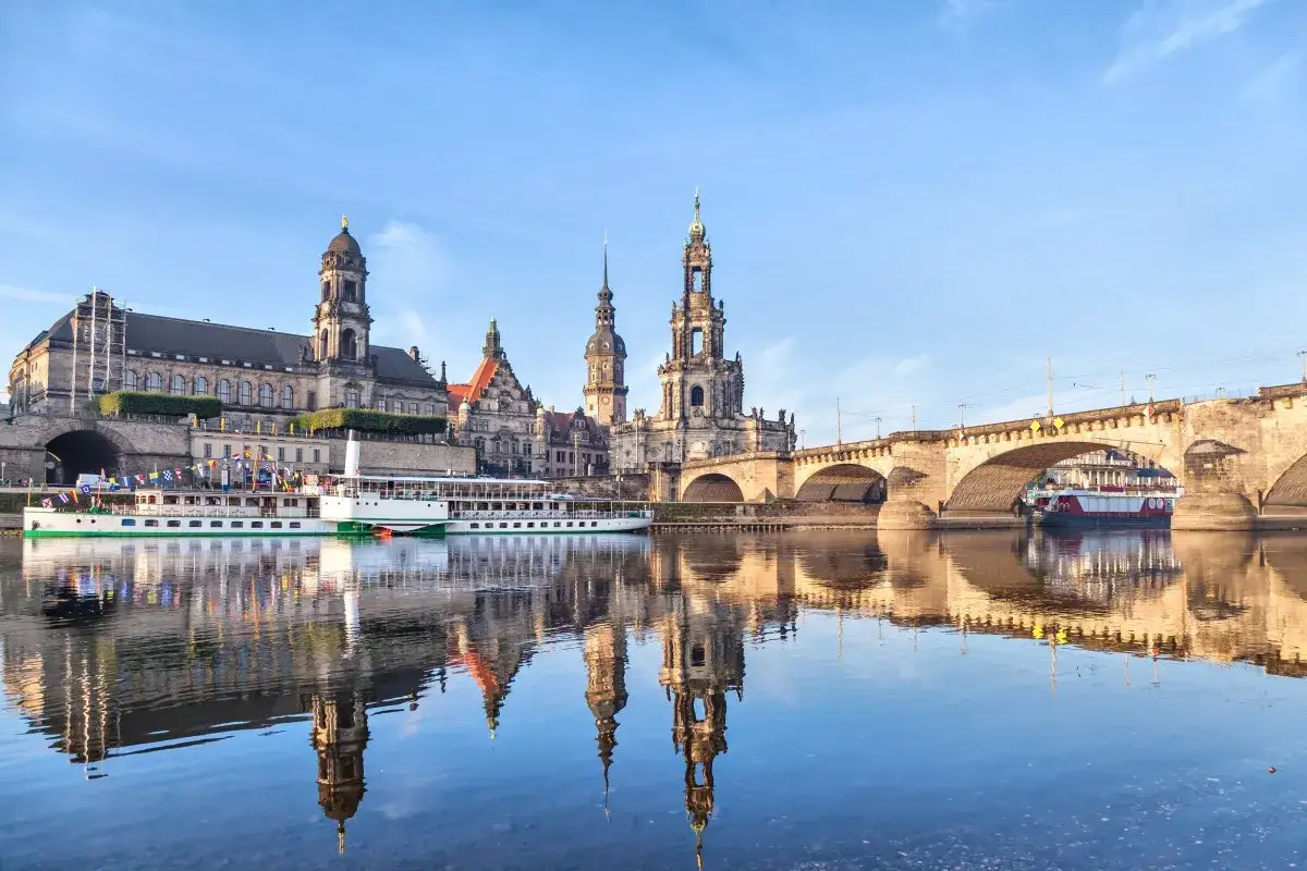 Dresden: Schloss, Frauenkirche & Elbe-Brücke spiegeln sich im Wasser. Eine Dampferfahrt ist ein Muss, um zu sehen, was man in Dresden machen kann.