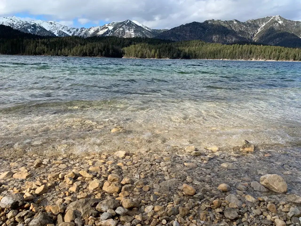 Ein idyllischer Urlaub mit Kindern in Bayern am See. Berge, Wald und klares Wasser laden zum Entspannen ein.