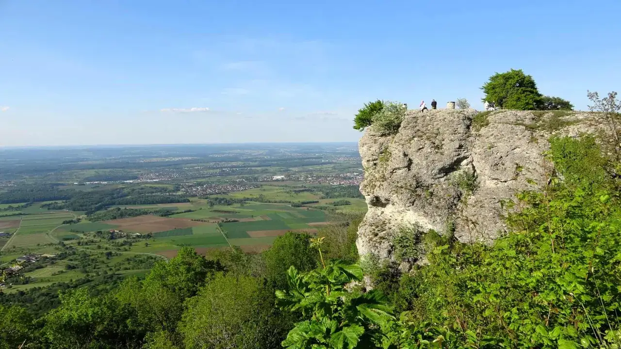 Blick vom Felsen &uuml;ber das Tal, ein sch&ouml;ner Ort f&uuml;r eine Randecker Maar Wanderung.