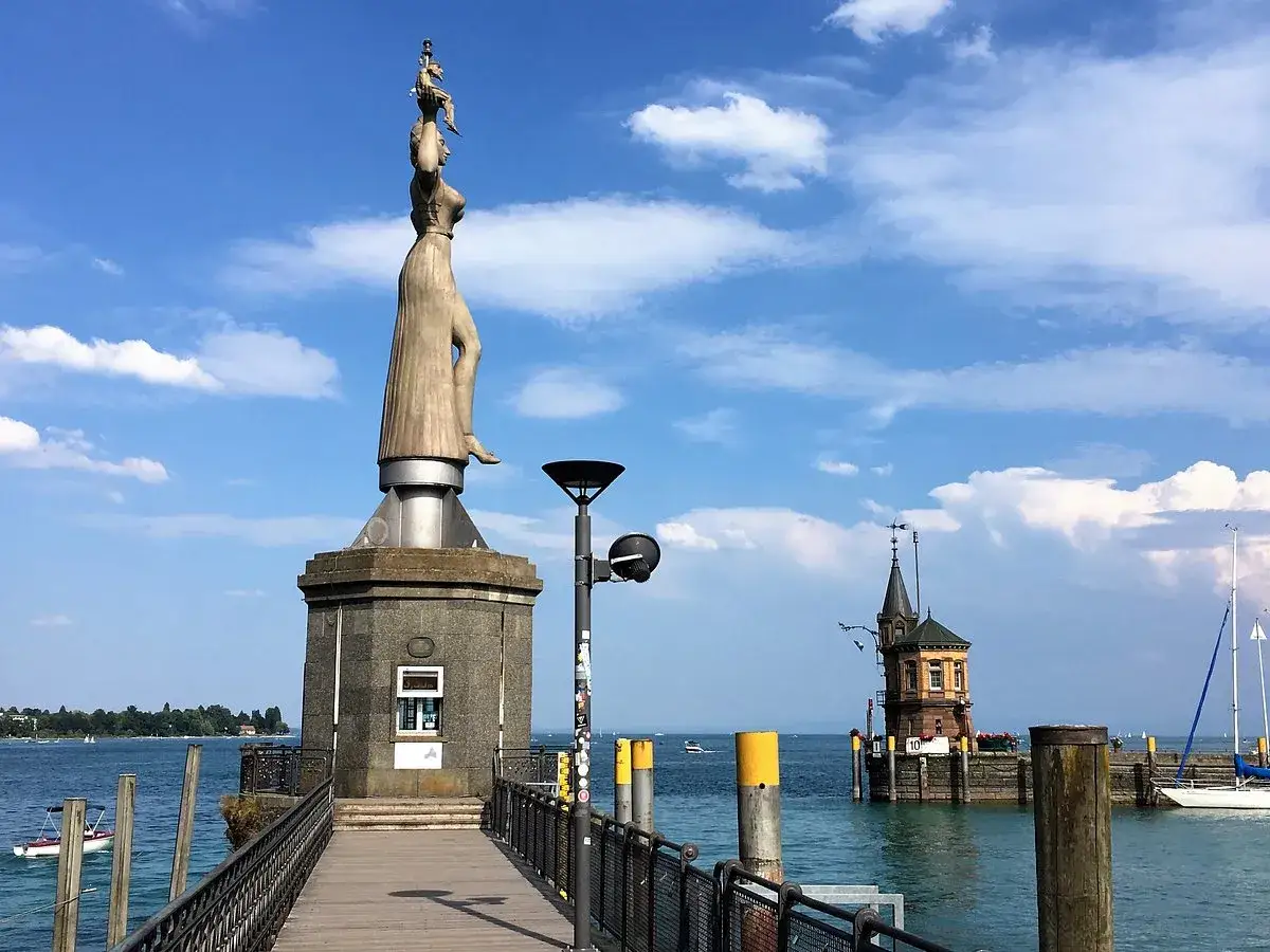 Imperia-Statue am Hafen: Ein Wahrzeichen, das zeigt, was man in Konstanz machen kann – Hafenrundfahrt, Spaziergang, Ausblick genießen.