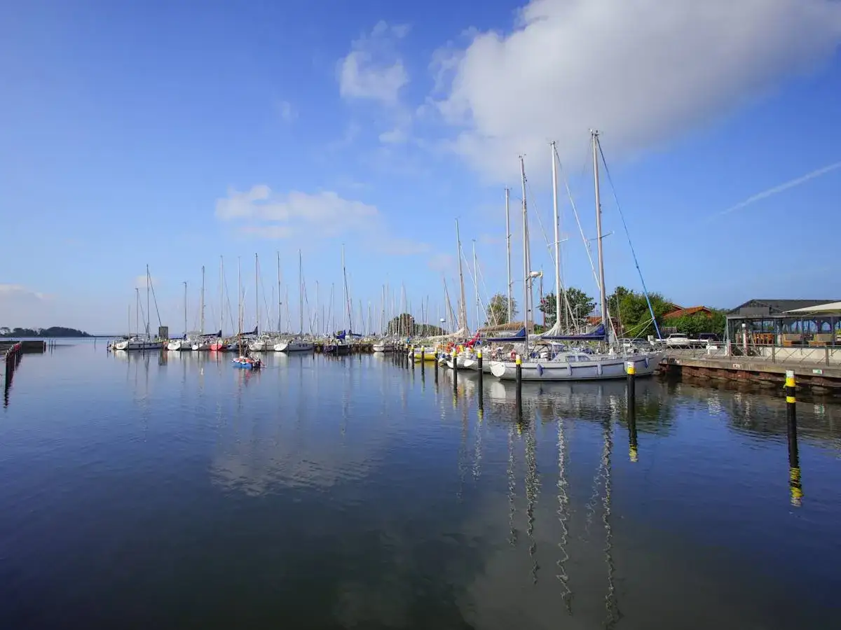 Segelboote im Hafen von Fehmarn. Ein Geheimtipp für Ruhesuchende und Wassersportler.