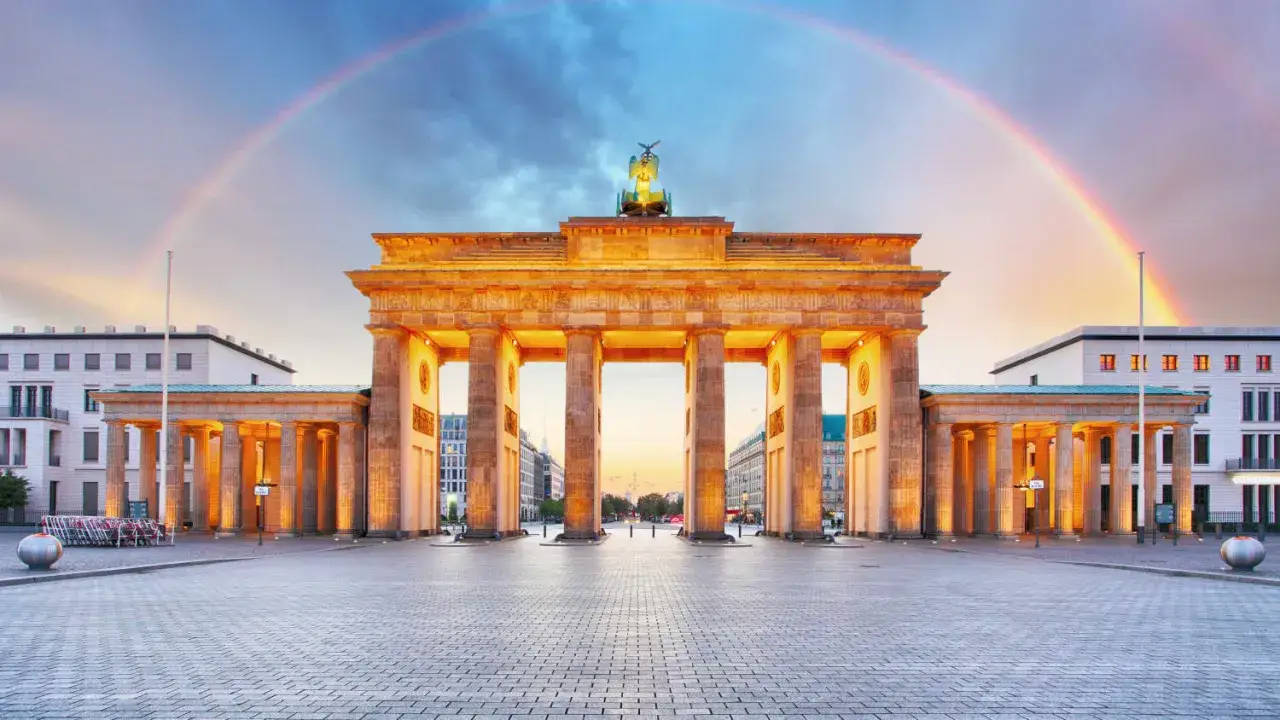 Das Brandenburger Tor mit Regenbogen &ndash; ein Wahrzeichen, das zeigt, was man in Berlin machen kann: Geschichte erleben und die Sch&ouml;nheit der Stadt genie&szlig;en.