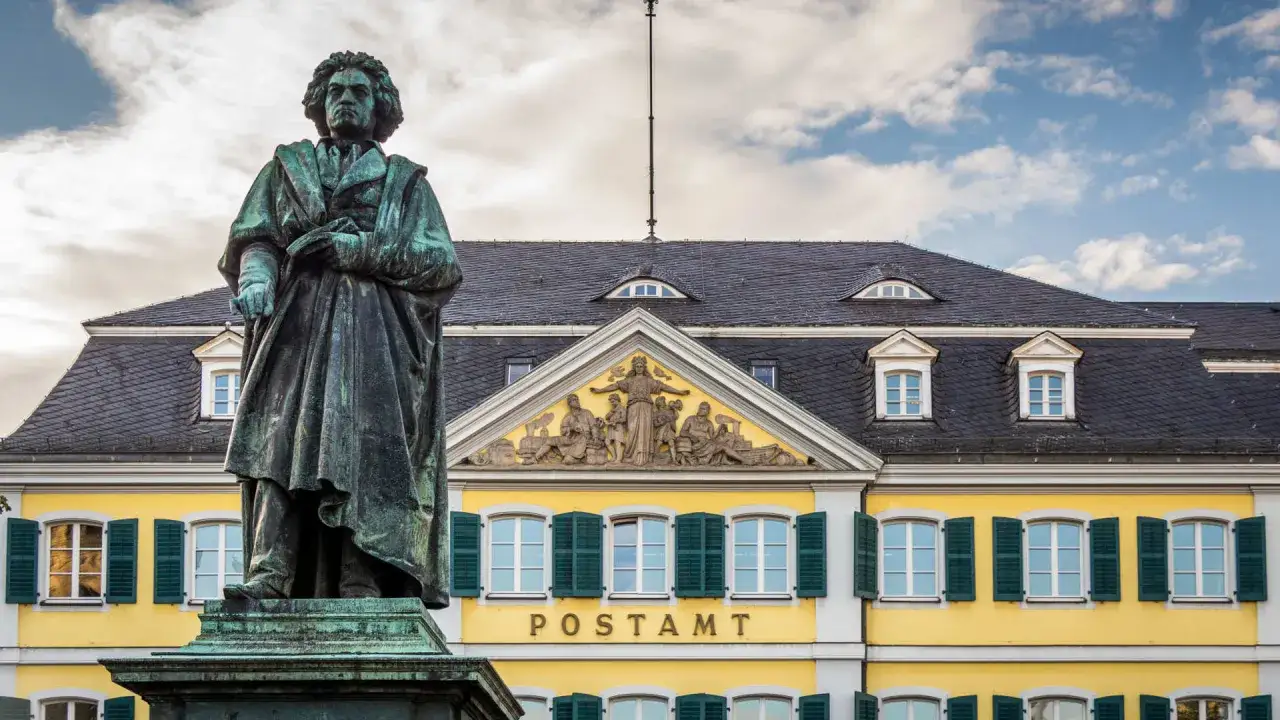 Beethoven-Denkmal vor dem Bonner Postamt. Hier kann man in Bonn viel entdecken, von Musik bis Geschichte.