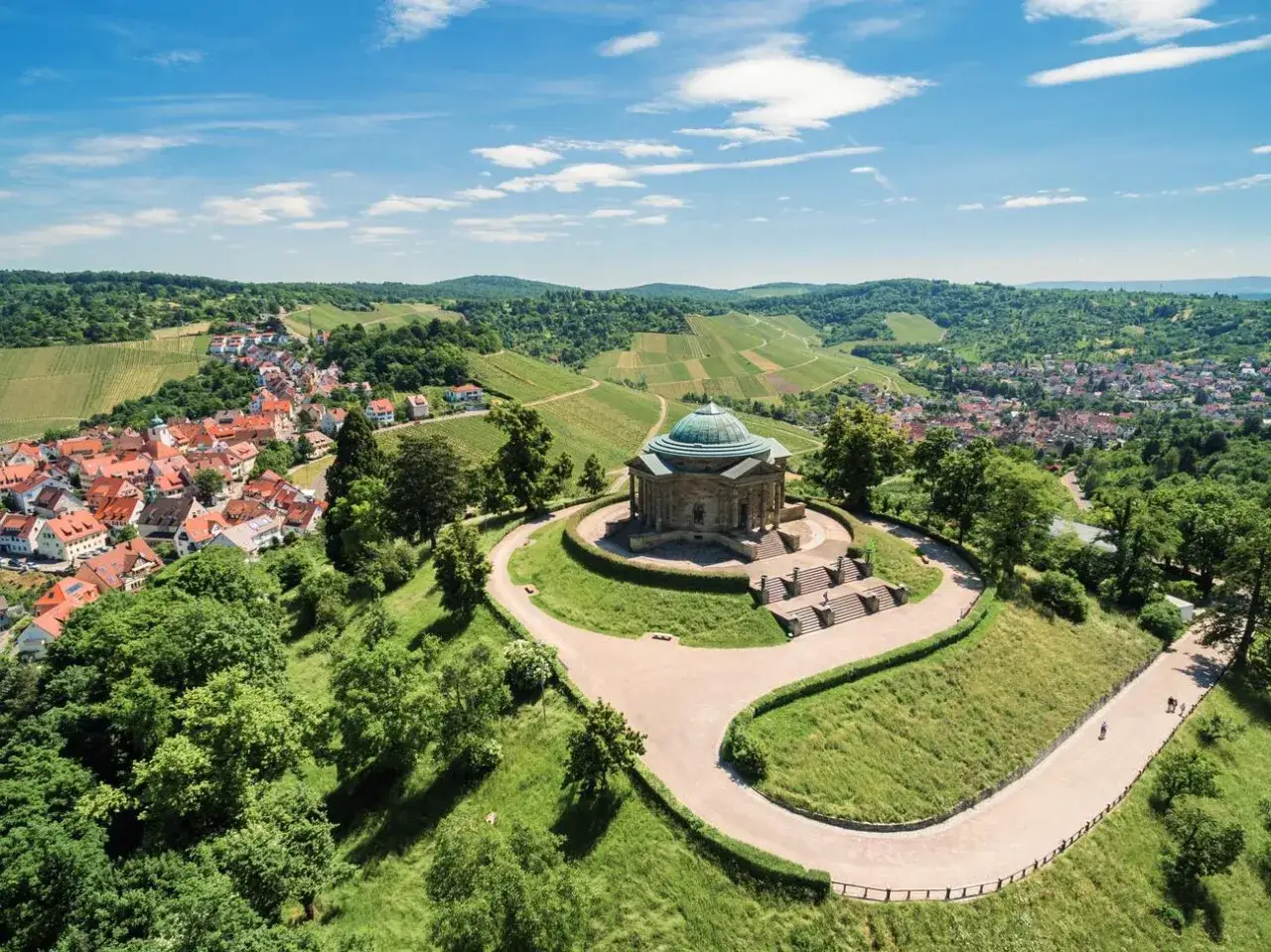 Wunderschöne Aussicht auf das Grabkapelle auf dem Württemberg. Perfekt für eine Wanderung in der Stuttgart Umgebung mit Blick auf Weinberge und das Städtchen.