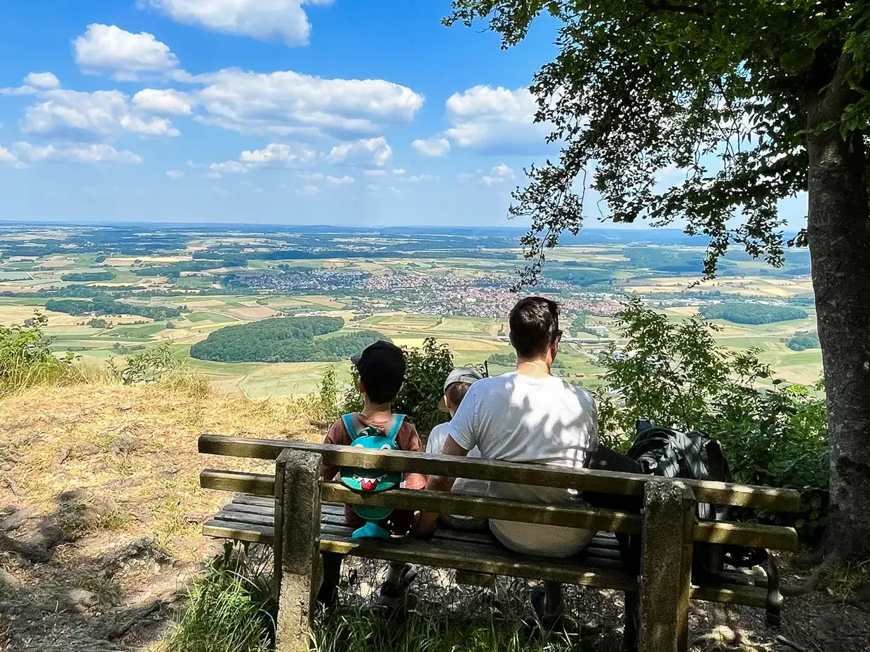 Familie genießt den Ausblick vom Rosenstein bei Heubach auf die weite Landschaft.