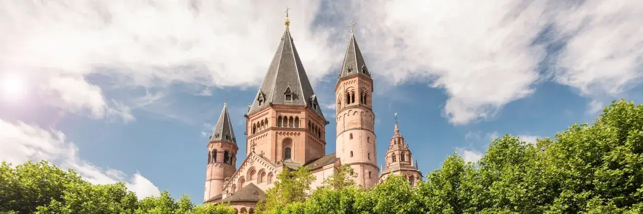 Mainzer Dom ragt imposant in den Himmel. Ein toller Anblick, der Lust macht, zu erkunden, was man in Mainz machen kann.