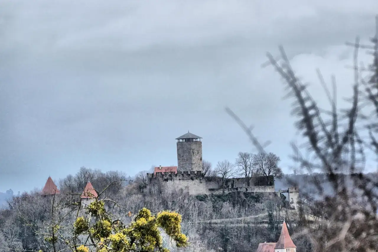 Burg Stettenfels thront auf einem H&uuml;gel. Ein tolles Ziel f&uuml;r eine Wanderung durch die winterliche Landschaft.