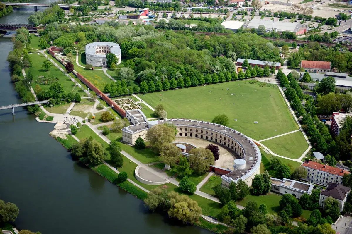 Fortifikation mit Park und Flussufer. Hier kann man in Ingolstadt viel entdecken, von historischen Bauten bis zu grünen Erholungsflächen.