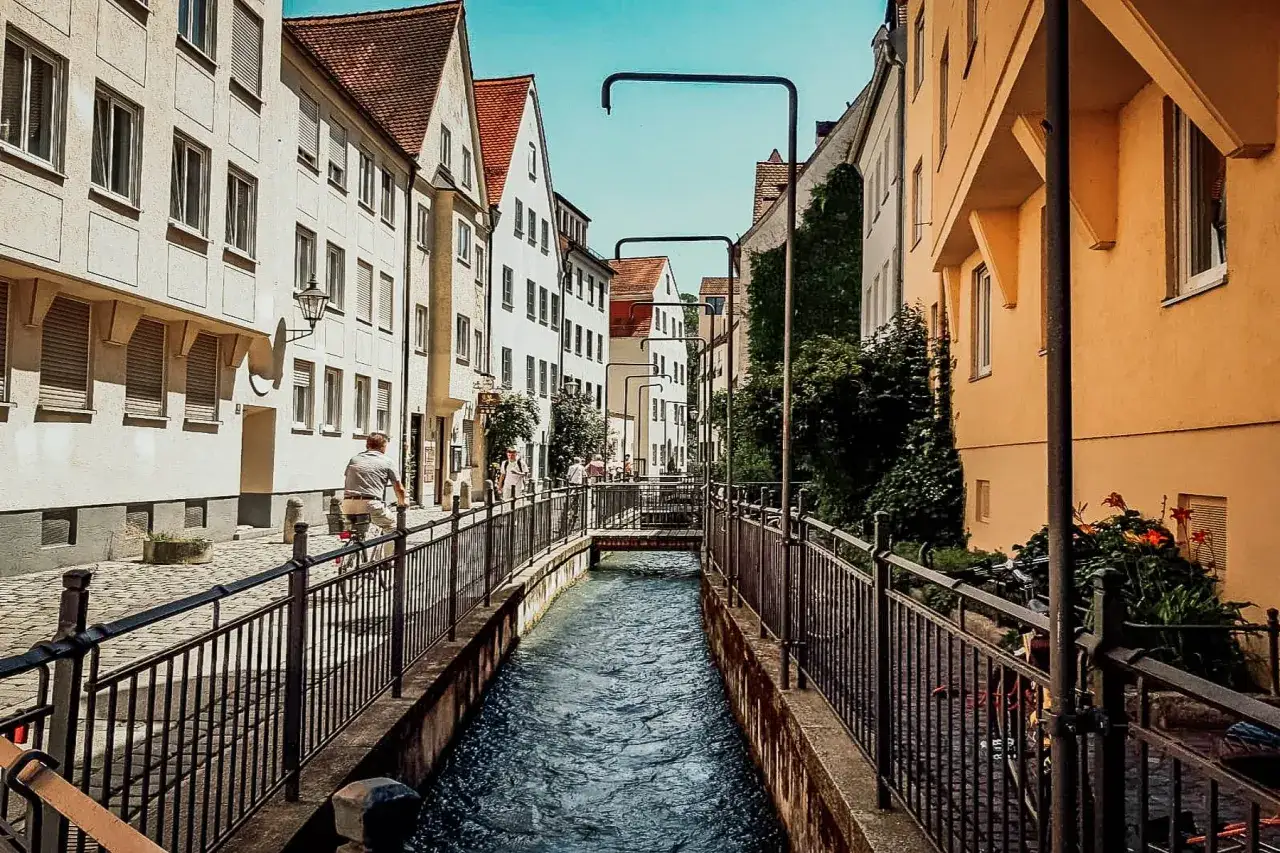 Entlang des Kanals in Augsburg radeln und die charmante Altstadt erkunden – so kann man in Augsburg viel erleben.