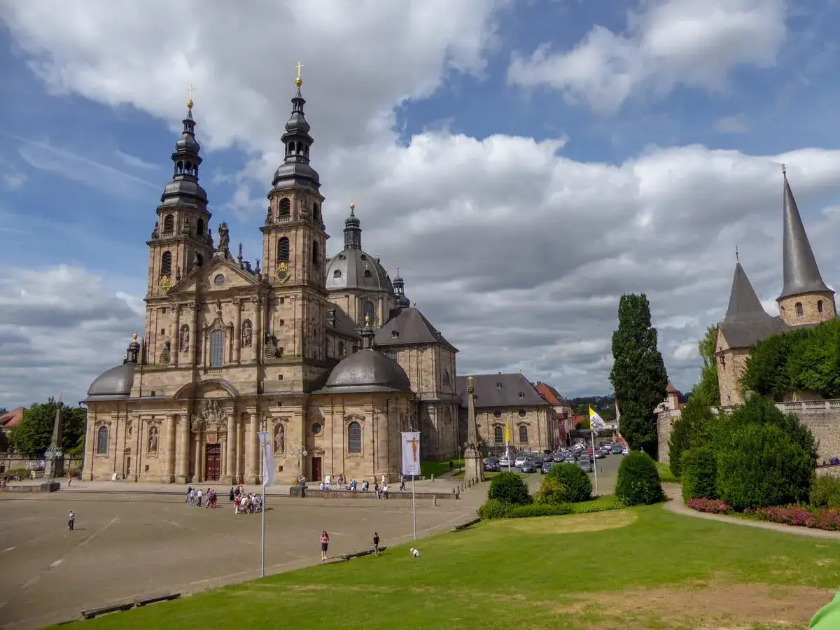 Barocke Basilika in Fulda, ein beeindruckendes Bauwerk, das zeigt, was man in Fulda machen kann: Kultur und Geschichte erleben.
