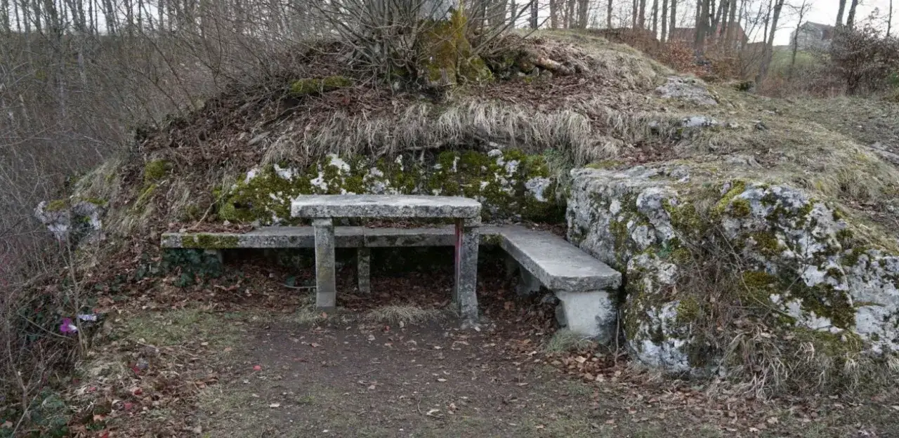 Ein Steintisch und B&auml;nke laden zum Verweilen ein, eingebettet in die nat&uuml;rliche Umgebung der ruine Herwartstein.