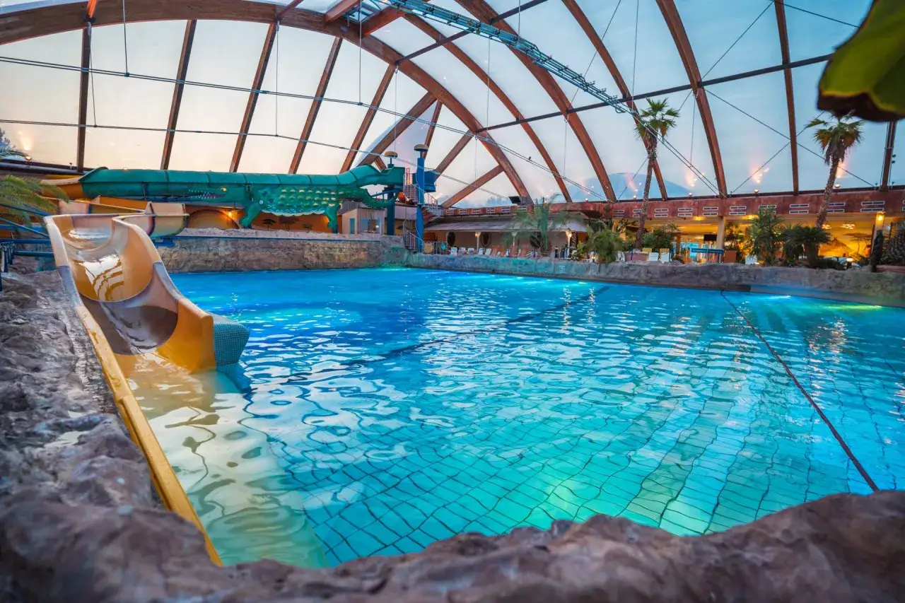 Ein tropisches Paradies mit einem großen Pool und einer Krokodilrutsche, perfekt für Spaß im Miramar.