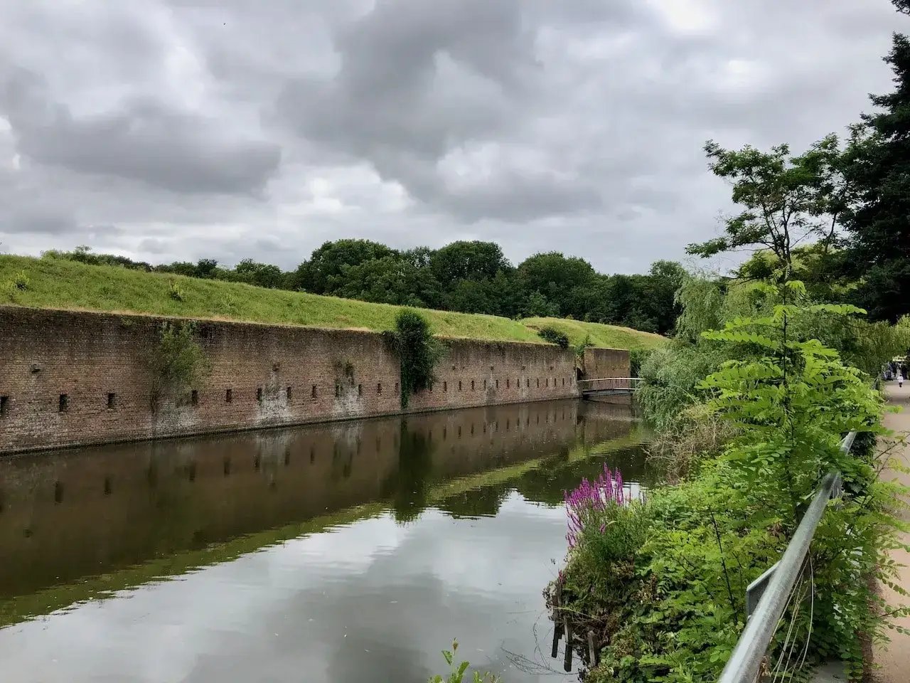 Historische Festungsmauer mit Wassergraben, ein schöner Ort für Ausflugsziele Aachen.