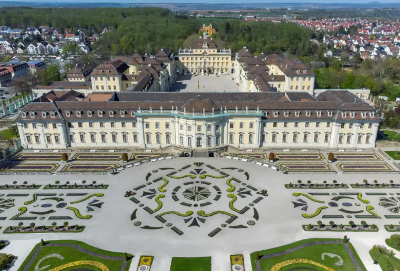 Luftaufnahme des Barockschlosses Ludwigsburg mit seinen weitläufigen, kunstvoll gestalteten Gartenanlagen.