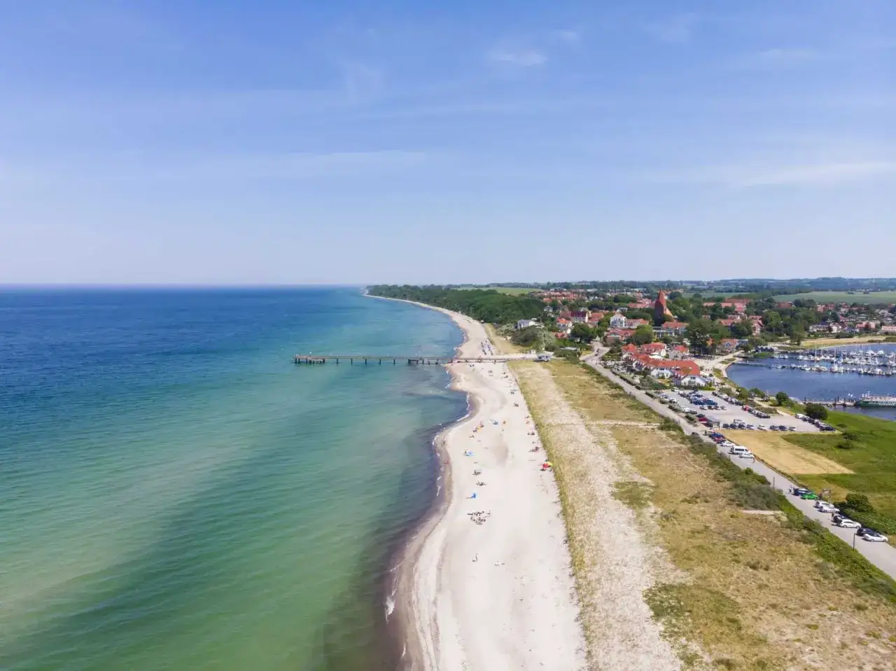 Traumhafter Strand mit Seebr&uuml;cke und malerischem Ort &ndash; hier finden Sie Geheimtipps Wismar und Umgebung.