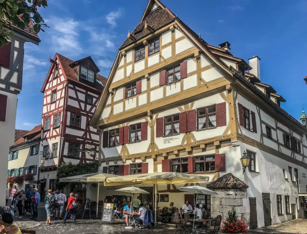 Fachwerkhäuser in Ulm laden zum Verweilen ein. Hier kann man in gemütlicher Atmosphäre die Altstadt erkunden und die historische Architektur bewundern.