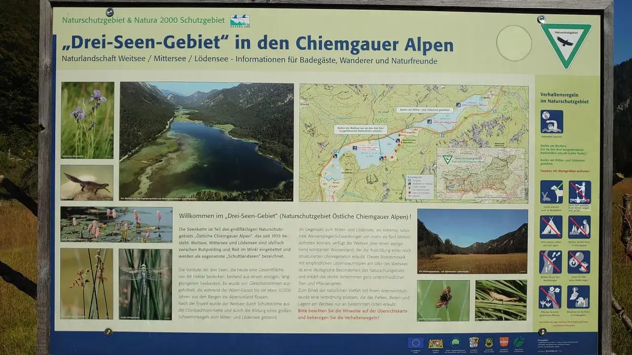 Der weitsee rundweg f&uuml;hrt durch das Naturschutzgebiet &bdquo;Drei-Seen-Gebiet&ldquo; in den Chiemgauer Alpen. Die Karte zeigt die Seen Weitsee, Mittersee und L&ouml;densee.