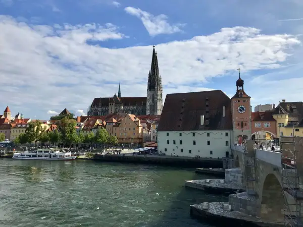 Regensburg mit Kindern: Blick auf Donau, Dom, Steinerne Brücke und historische Gebäude. Ein schöner Ausflug!