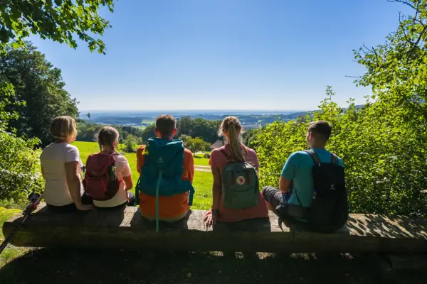 Familie genießt den Ausblick in Bayern. Ein perfekter Urlaub mit Kindern, um die Natur zu erkunden.